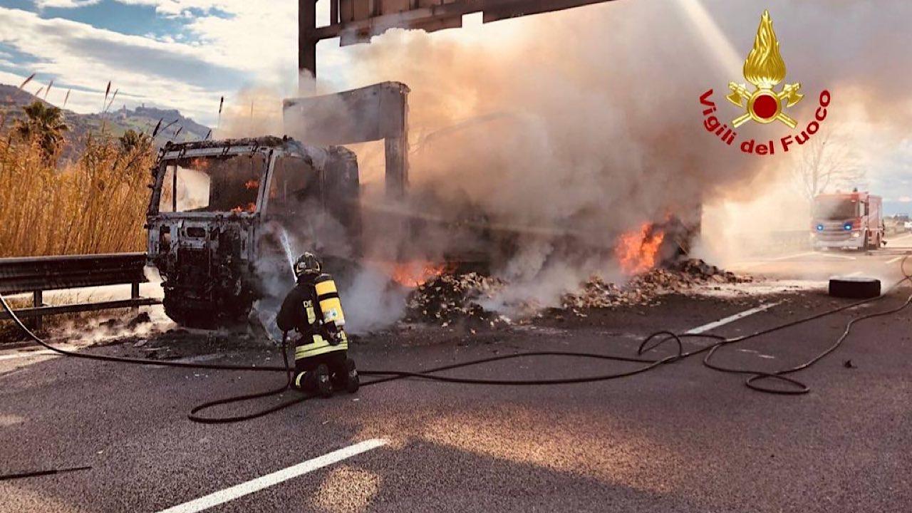 Superstrada Ascoli Mare Mezzo Pesante In Fiamme Nei Pressi Del Casello